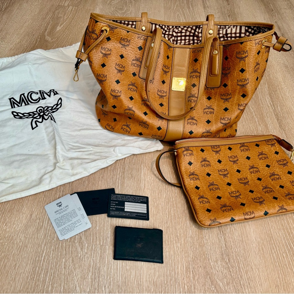 MCM-Liz Medium Reversible Tote with clutch- Authentic
